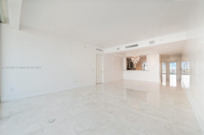 Building Photo - 2627 S Bayshore Dr