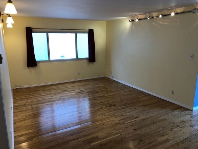 Building Photo - Charming sunny 1 bdrm w/hardwood in Playa Del Rey