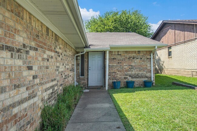 Foto del edificio - 6819 W Cleburne Rd