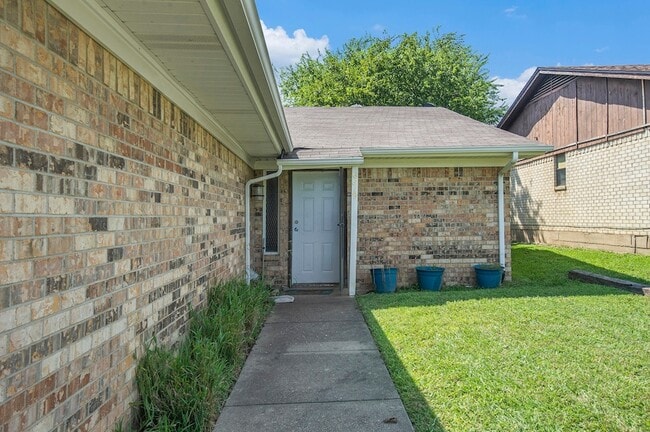 Photo - 6819 W Cleburne Road Unit Apartment