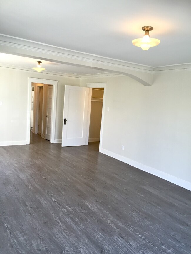 Building Photo - 156 S Catalina St