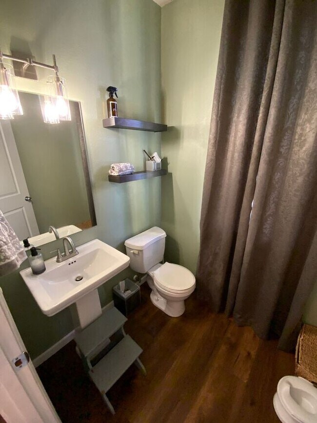 Foto del edificio - Puyallup Valley 4bdr 2.5bath w/ a POOL