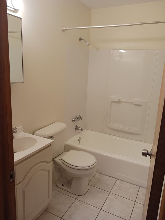 7324 W Oklahoma Ave Unit 3, West Allis, WI 53219 Apartments in West