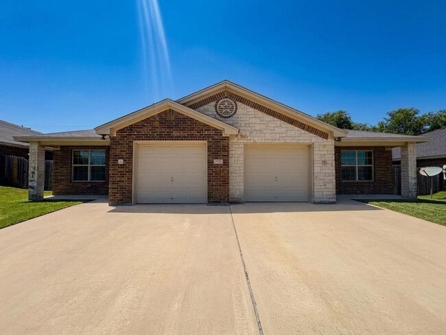 Building Photo - 4305 Cambridge Dr