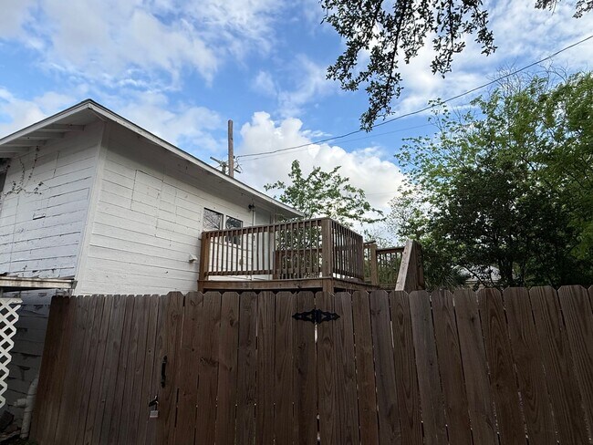 Foto del edificio - Charming 1 Bed Apartment | Hardwood Floors + Near Downtown!