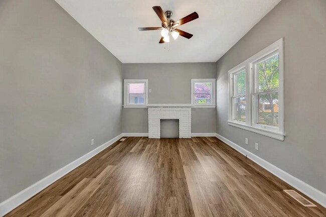 Building Photo - Cute 2 bedroom house near in a great neighborhood, close to shopping, restaurants, and easy highw...