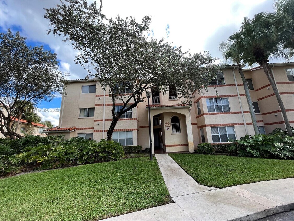 Primary Photo - 3450 Pinewalk Dr N