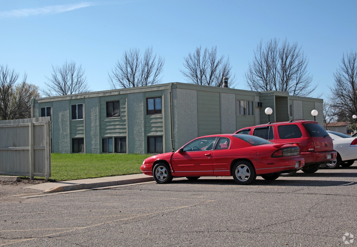 907 Southdale Apartments Rentals in Hutchinson at 907 Dale St SW
