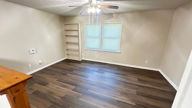 Building Photo - 8409 Saberdee Dr