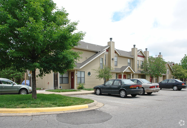 Foto del edificio - Lorimar Townhomes