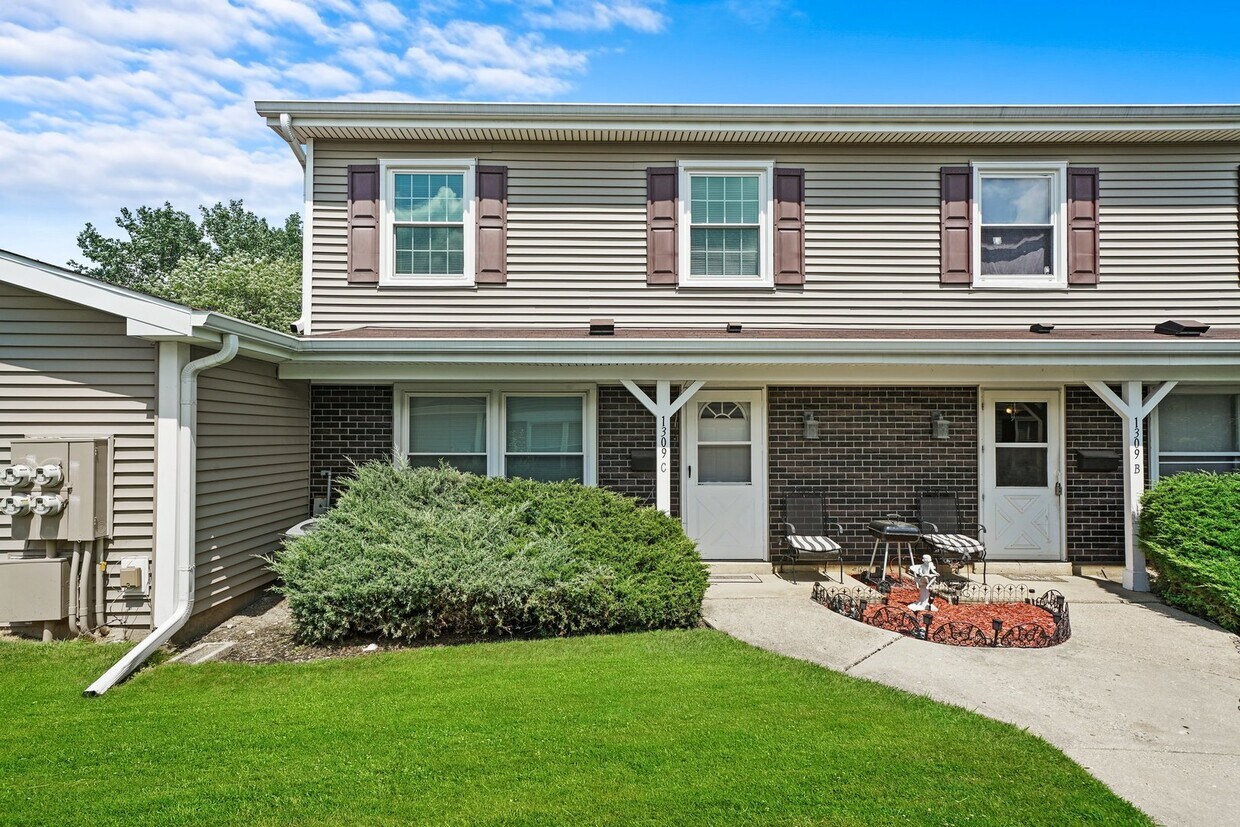 1309 Kingsbury Dr, Hanover Park, IL 60133 Townhouse for Rent in Hanover Park, IL