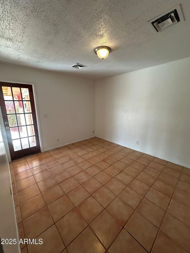 Building Photo - Fantastic 3BR/2BA Home in South Phoenix Av...