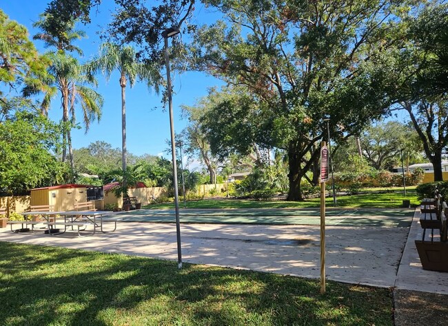 Parque/Área de actividades - 1845 S Highland Ave