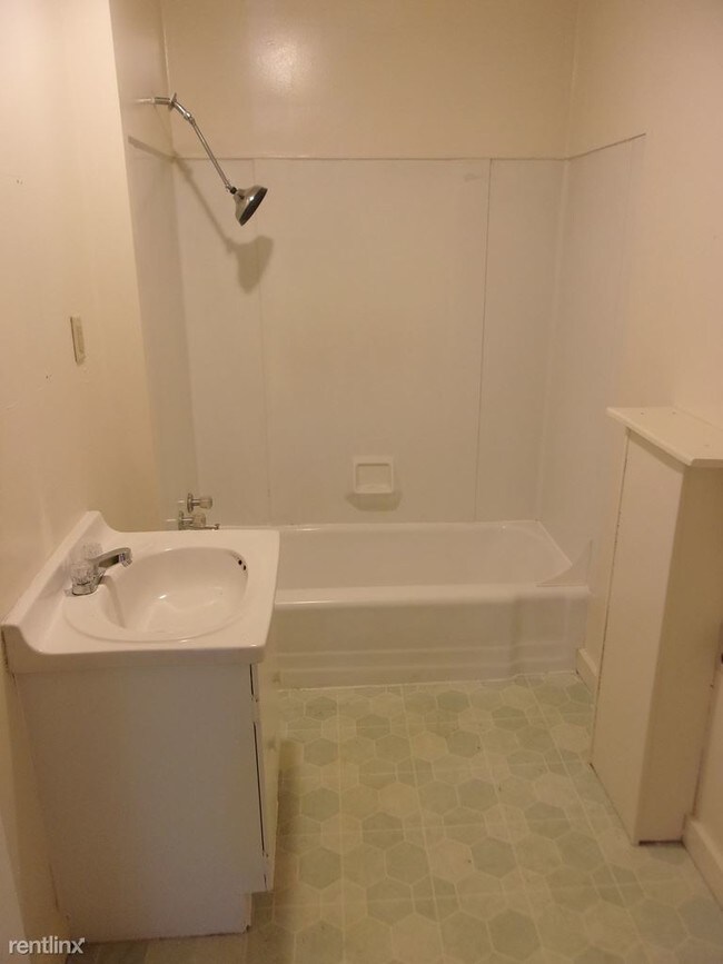 Building Photo - 2 br, 1 bath Apartment - 100 Harry L Dr