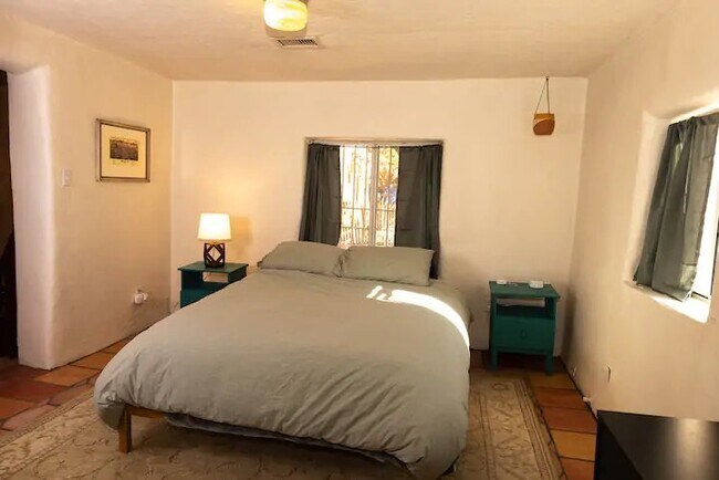 Foto del edificio - 1425 Sawmill Rd NW