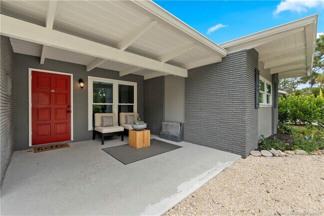 Building Photo - 530 S Manor Dr