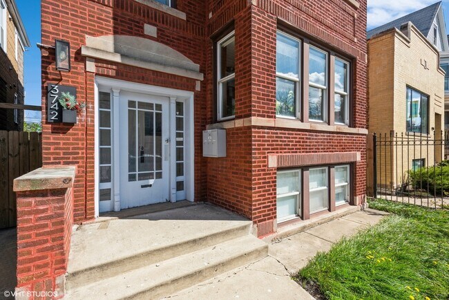 Foto del edificio - 3742 W Diversey Ave