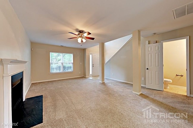 Building Photo - 5415 Kiev Dr