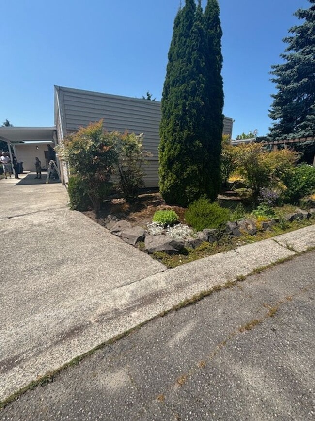 Building Photo - Bothell area Hollyhills location