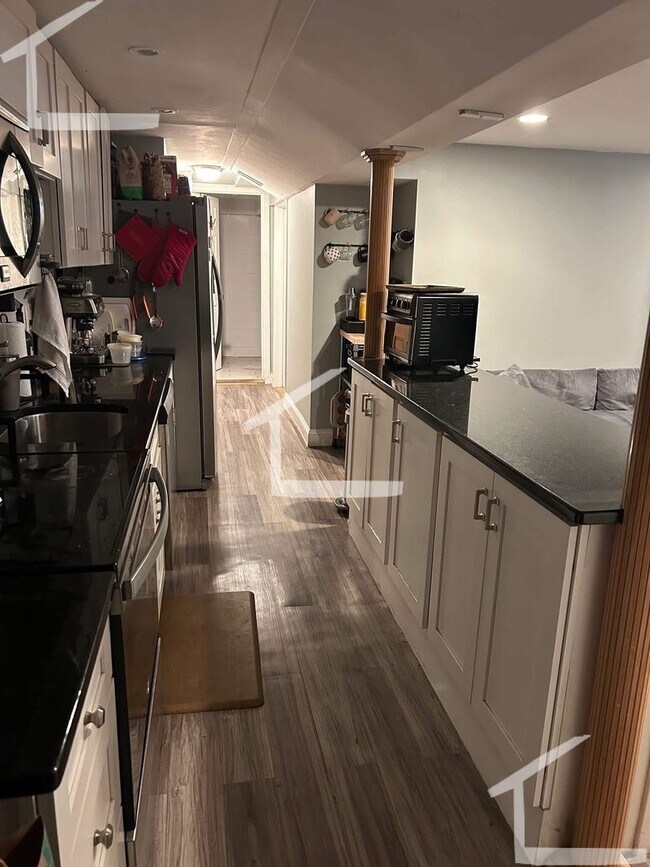 Building Photo - Garden Level 2Bed w/ New Renovations; Util...