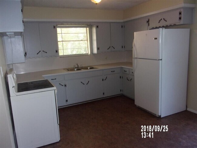 Building Photo - Remodeled bathroom, big wooden deck