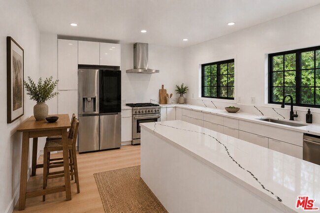 Foto del edificio - 1800 Benedict Canyon Drive