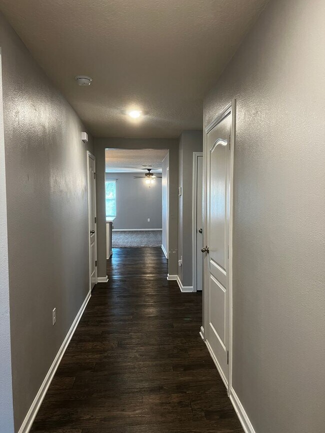 Foto del edificio - 4/2 centrally located!!