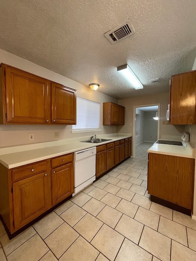 Building Photo - 2126 Collingsfield Dr