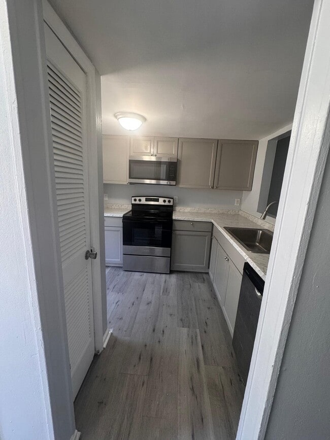 Building Photo - 306 Cedar St