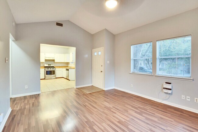 Foto del edificio - 3113 Robinson Ave