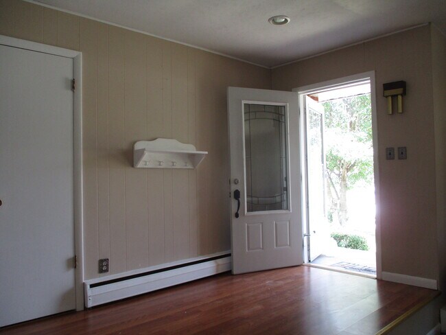 Foto del edificio - 557 N Division St