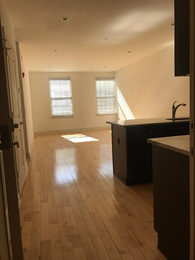 Entry - 121 New St