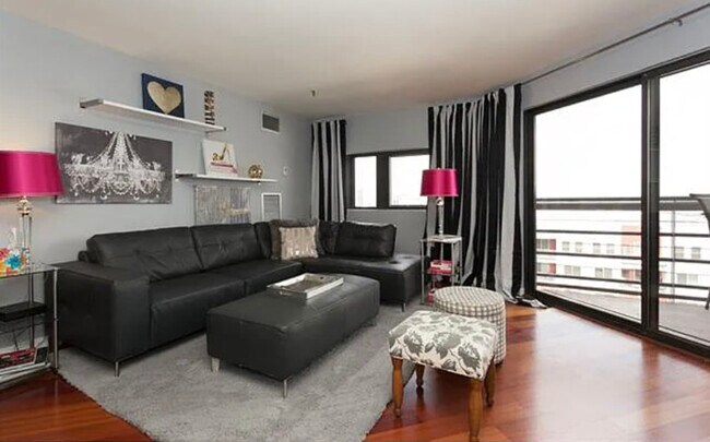 Foto del edificio - 100 Park Ave W