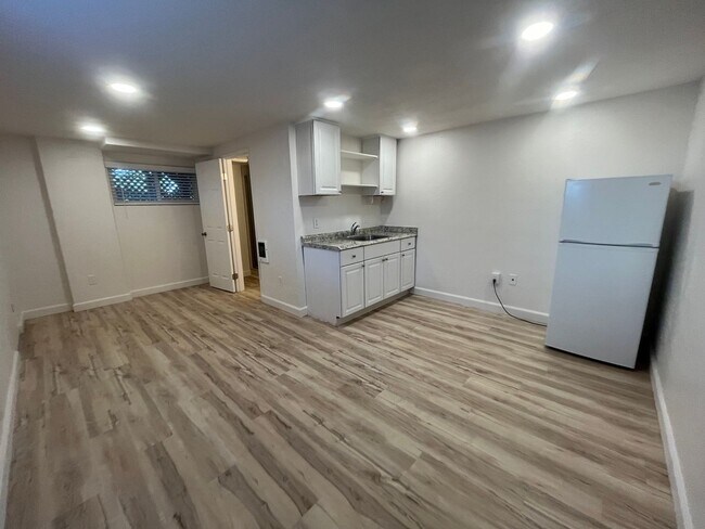 Building Photo - 735 Cornish Dr