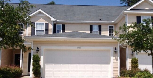 Foto del edificio - BRAND NEW FLOORING & FRESH PAINT - 3 Bedroom/2.5 Bath Townhome with garage in Wild Wing!