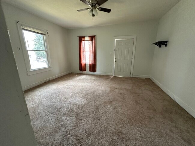 Foto del edificio - Two Bedroom Townhome Near State Street
