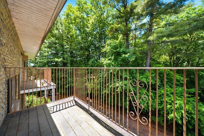 Building Photo - 379 Huse Rd