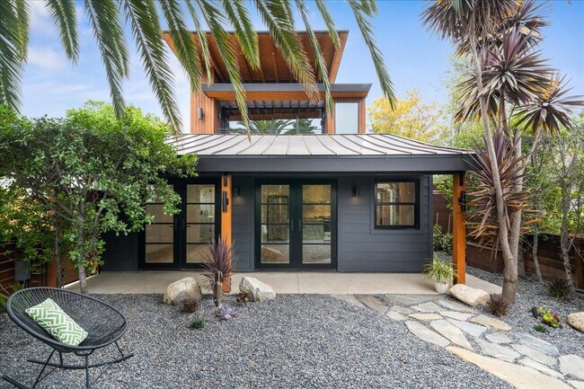 Unidad con amplio patio - 4027 Moore St