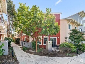 Building Photo - 826 Lawrence Dr