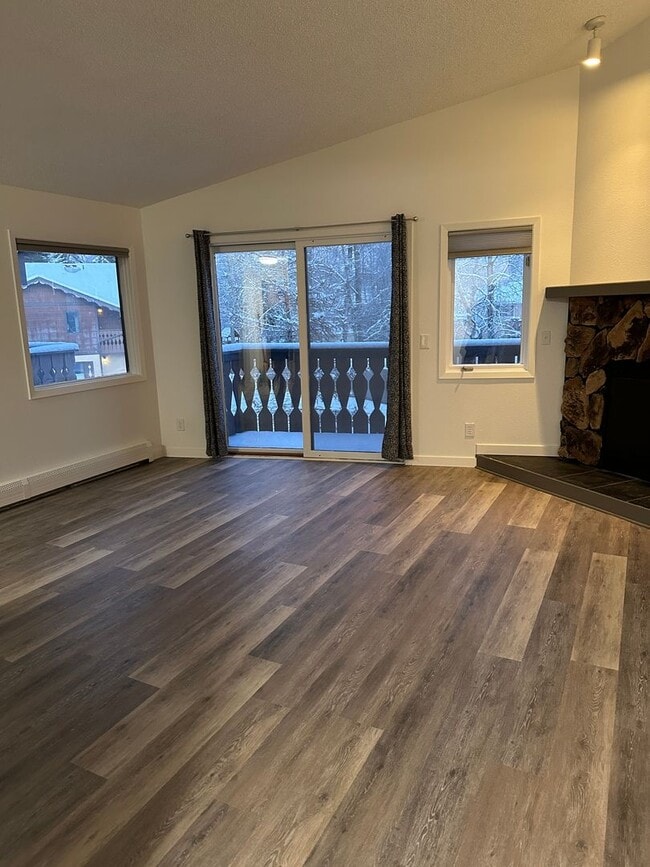 Building Photo - Newly Remodeled, 1 Bed/1 Bath Garage/Washer/Dryer