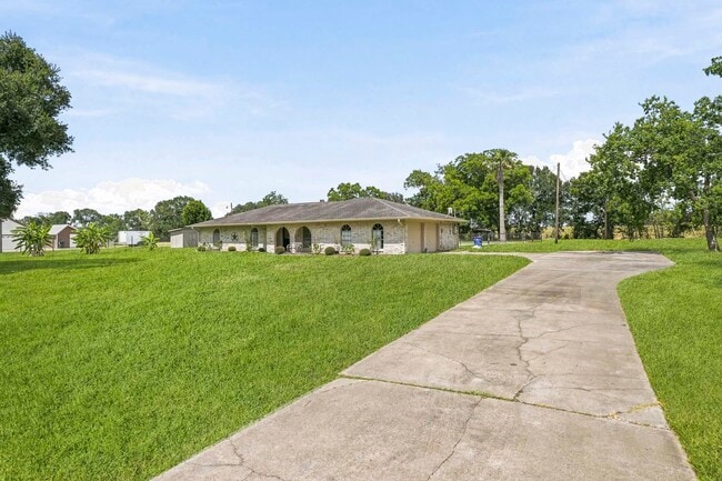 Building Photo - 302 Country Rd
