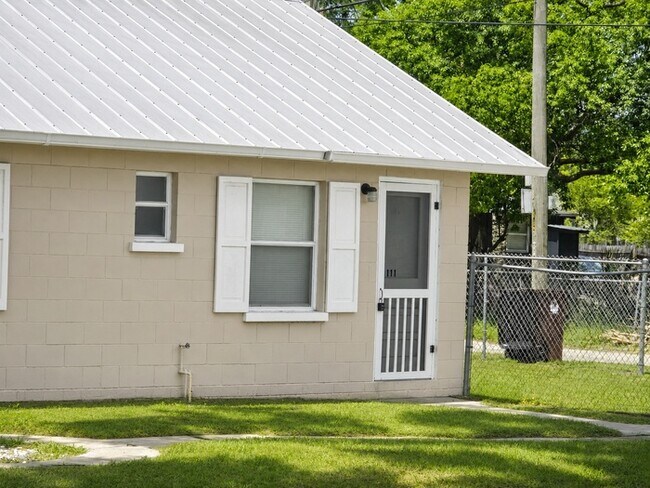 Foto del edificio - Convenient Downtown Living in a Bright and Comfortable 1-Bedroom Studi