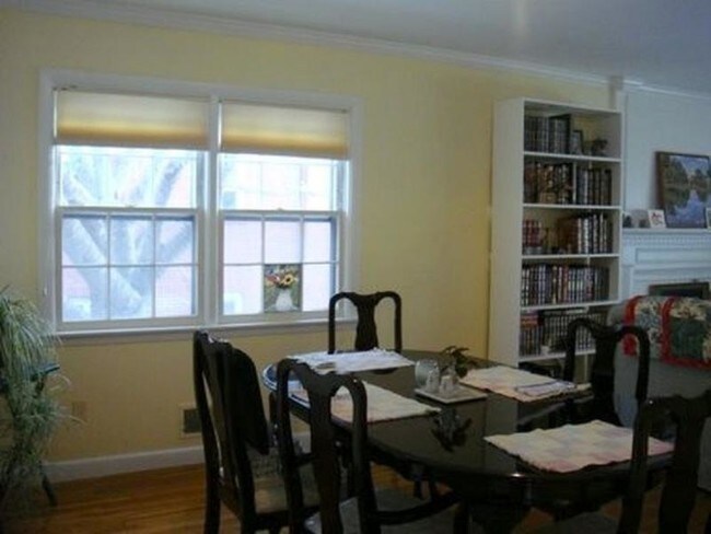 Building Photo - Spacious Colonial