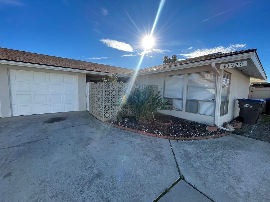 Foto principal - Two Bedroom Two Bathroom Home in Hemet