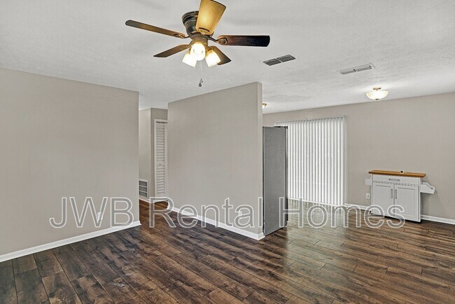 Building Photo - 2643 Vernon St