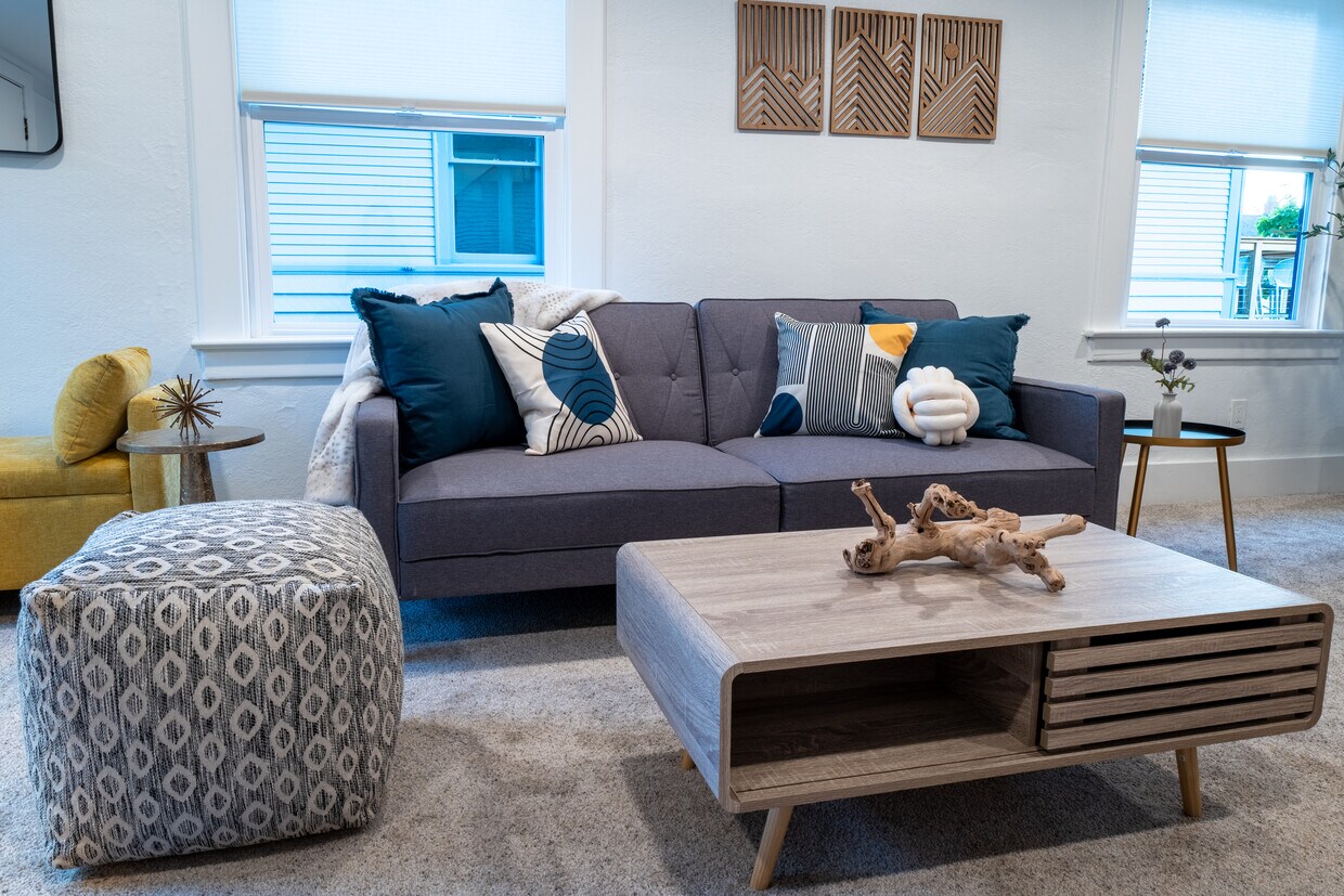 Bright and airy living space - 1519 32nd Ave