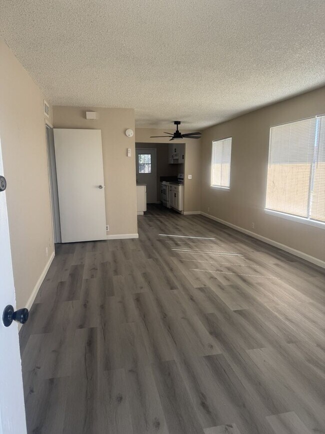 Foto del edificio - 2433 E Garvey Ave N