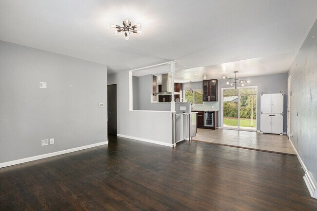 Foto del edificio - 4 Bedroom 3 Bathroom House-Available NOW!