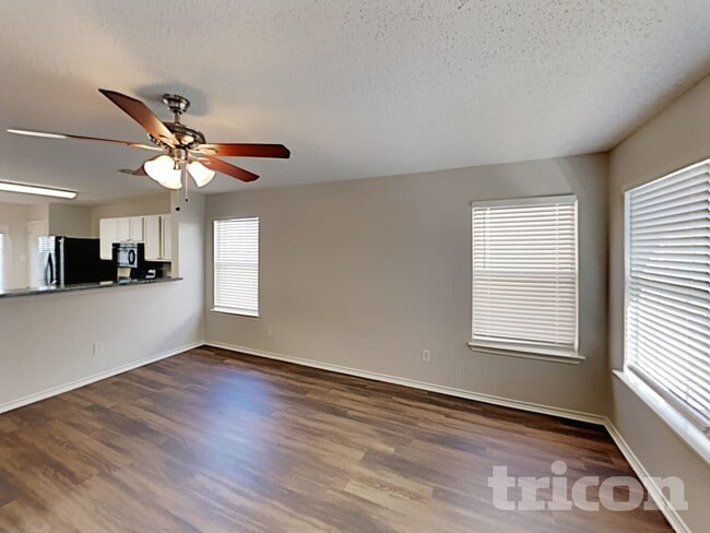 Foto del edificio - 4604 Palm Ridge Dr