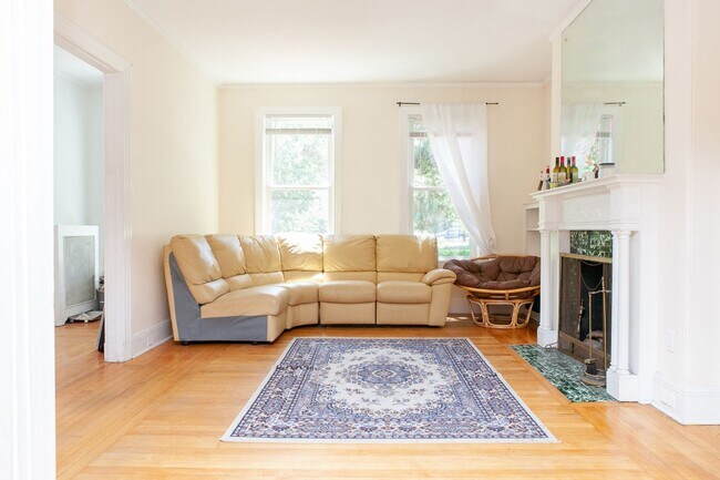 Foto del edificio - Massive 6 Bed / 2.5 Bath on Comm Ave | Parking Included | W/D In-Unit | 9/1